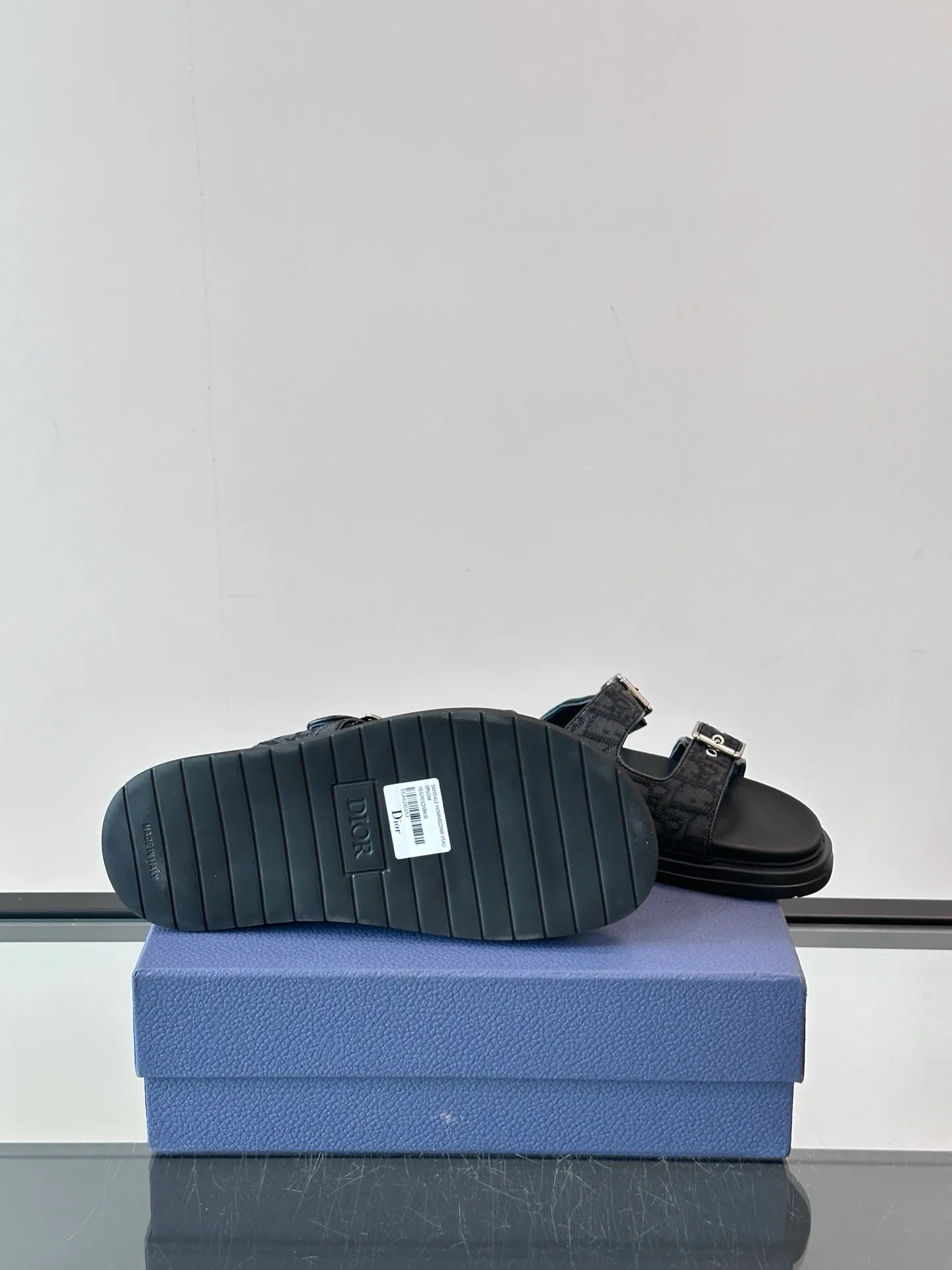 Factory price: 300💰Dior Aqua men's sandals and slippers. Showcasing Dior haute couture design. The Dior gray suede strap is accented with an aluminum Dior buckle for added style. Paired with a comfortable tonal notch sole, they pair easily with shorts or jeans for a sophisticated look. Main body: suede cow leather, technical fabric lining: cow leather, with adjustable straps, aluminum Dior buckle, Dior gray EVA insole, tonal notch rubber outsole splicing structure👌👌 size: 38-44 (45.46 customized)